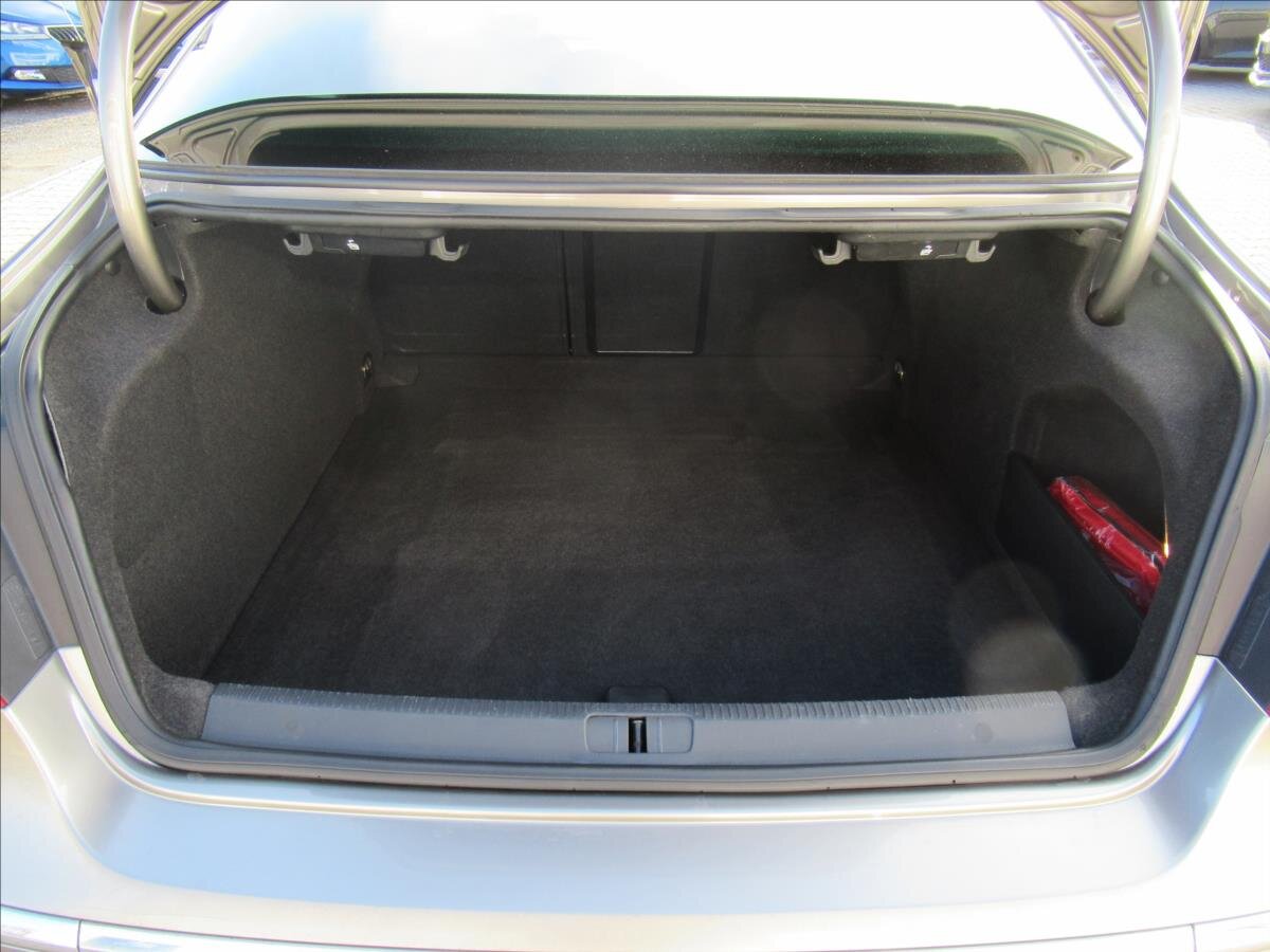 Volkswagen CC Sedan 2,0 l 103 kw