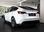 Tesla Model Y 4