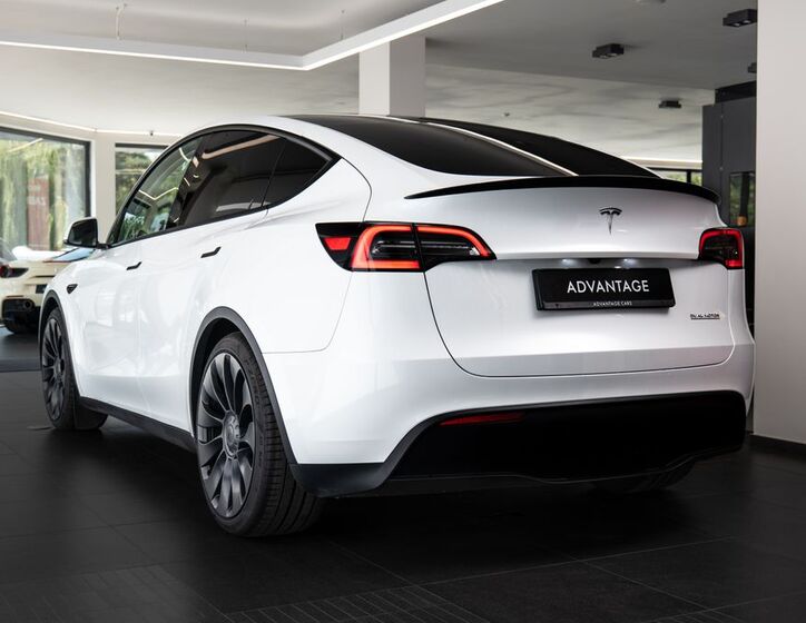 Tesla Model Y 4
