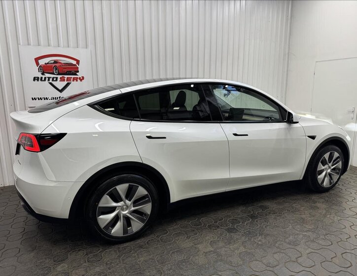 Tesla Model Y 9