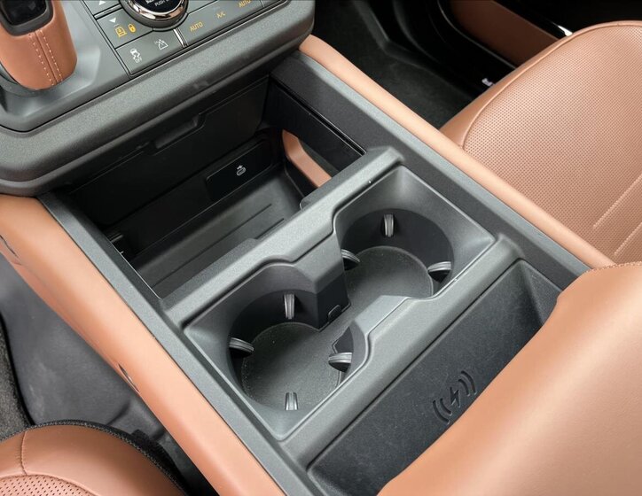 Land Rover Defender SUV / Terénní 4,4 l 467 kw