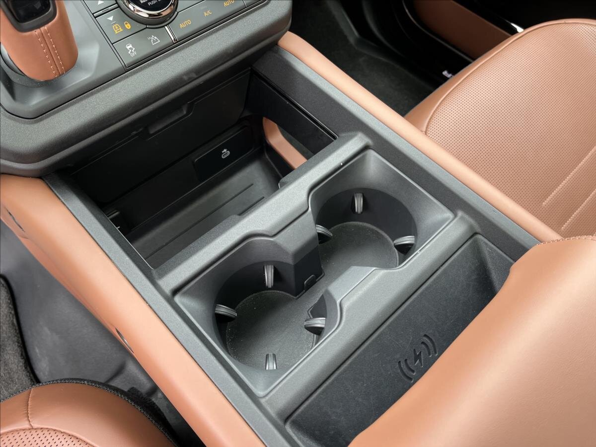 Land Rover Defender SUV / Terénní 4,4 l 467 kw