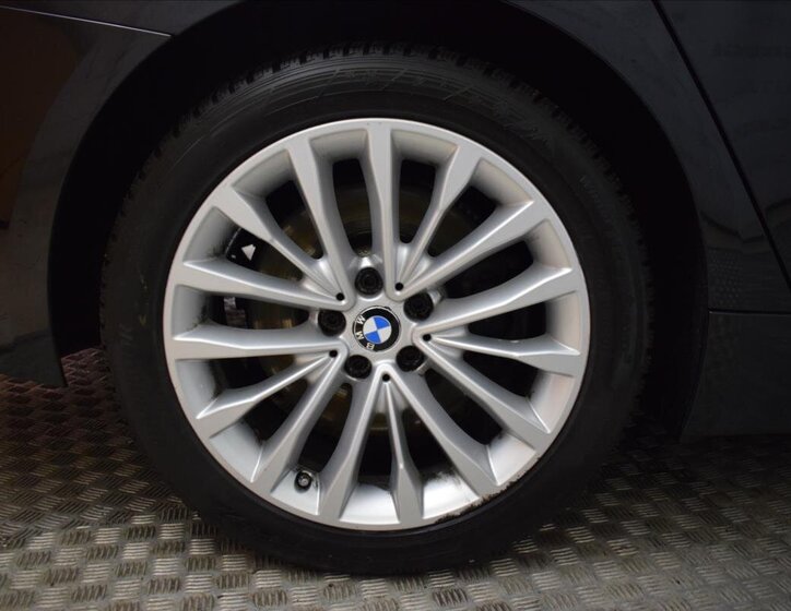 BMW Řada 5 Kombi 3,0 l 195 kw