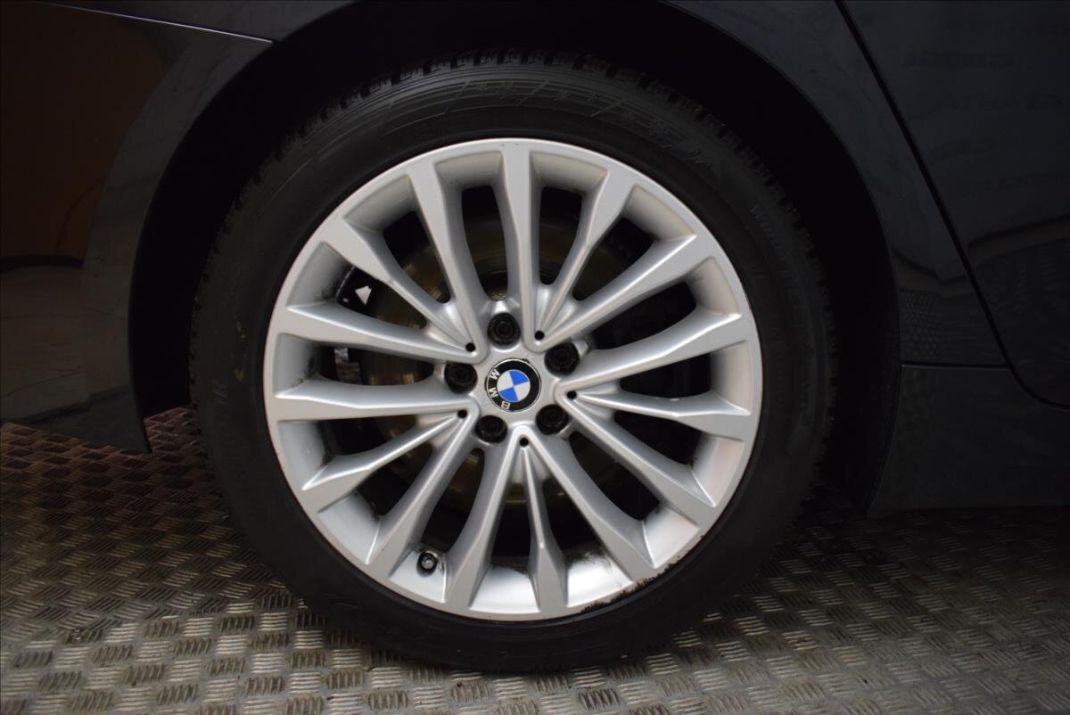 BMW Řada 5 Kombi 3,0 l 195 kw