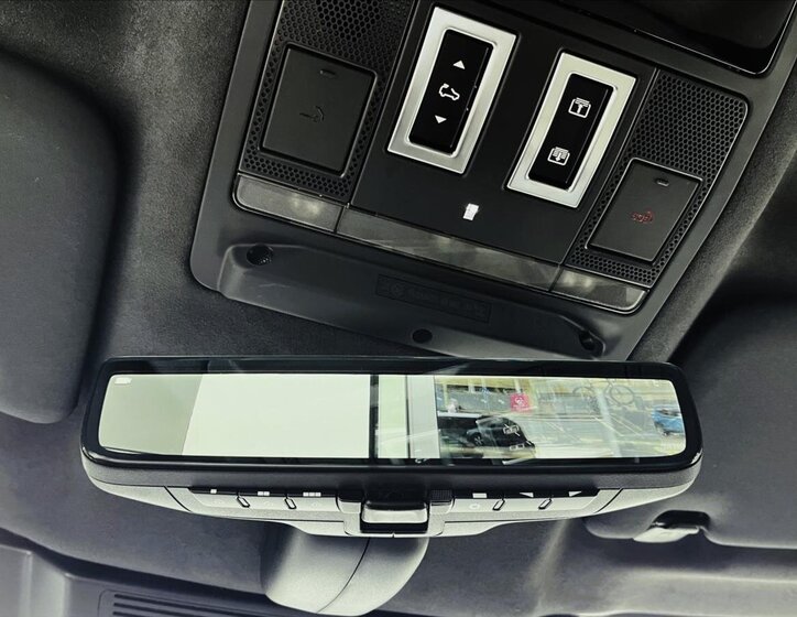 Land Rover Defender SUV 4,4 l 467 kw