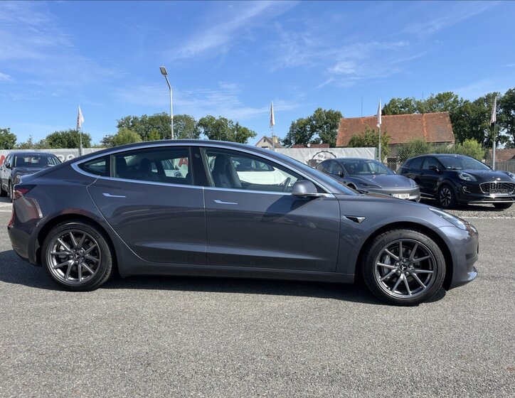 Tesla Model 3 4