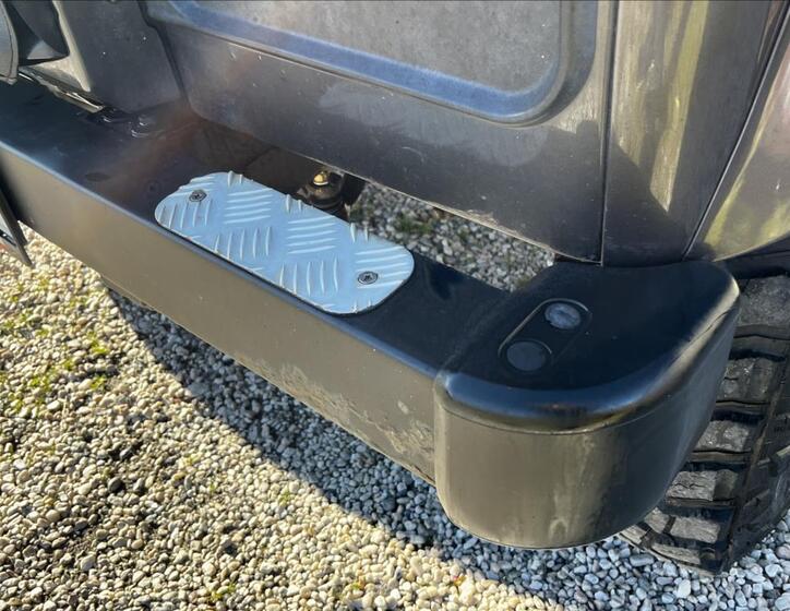 Land Rover Defender 19