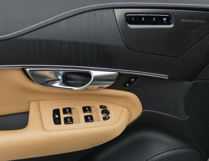 Volvo XC90 SUV / Terénní 2,0 l 220 kw