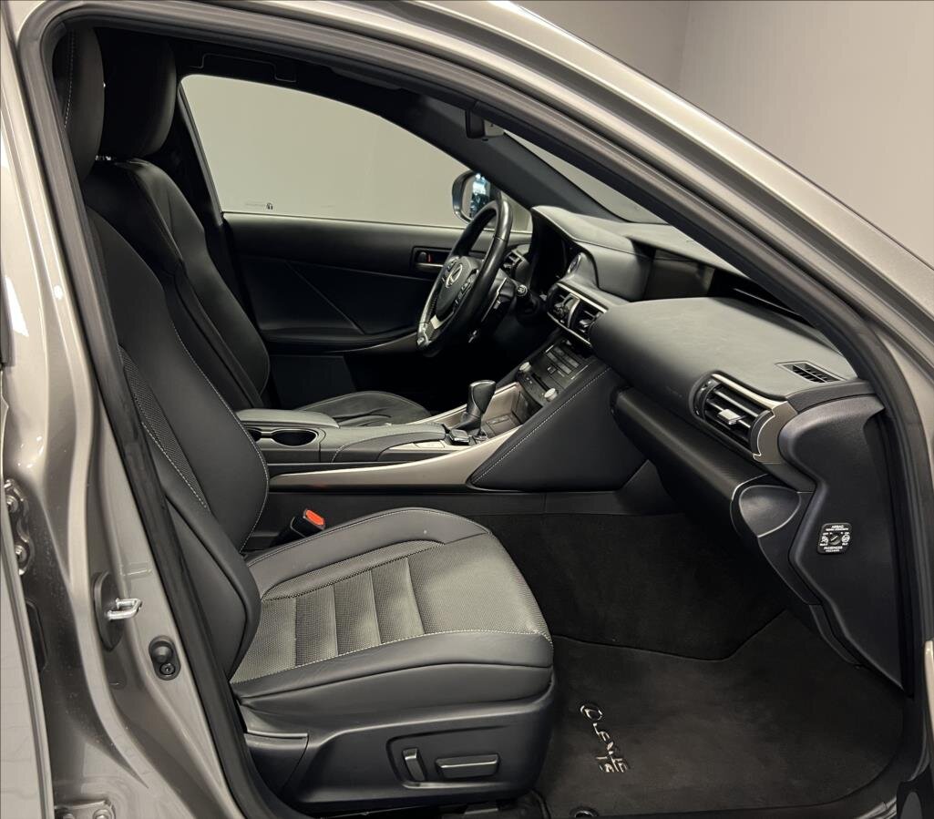 Lexus IS 300h Sedan / Limuzína 2,5 l 164 kw