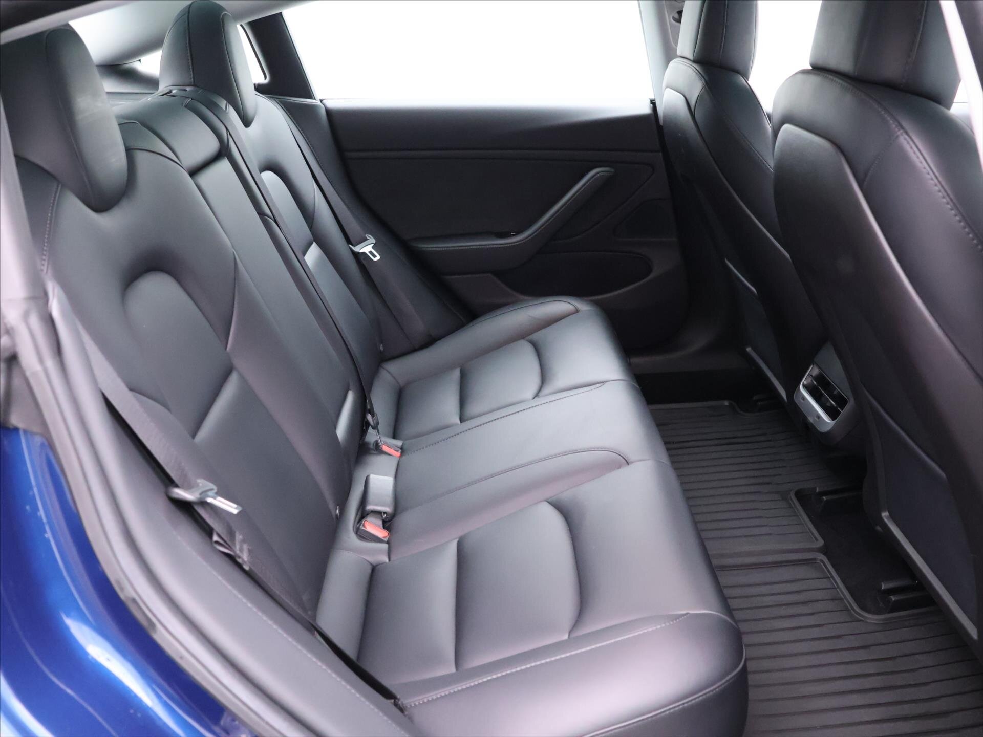 Tesla Model 3 Sedan / Limuzína 0,0 324 kw