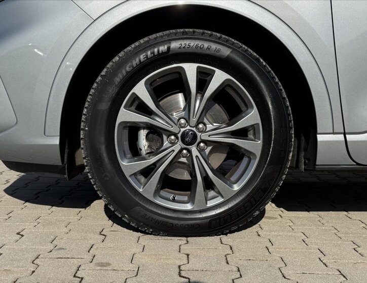 Ford Kuga SUV / Terénní 2,5 l 140 kw