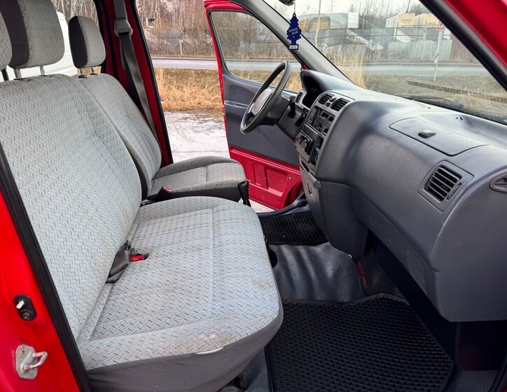 Toyota Hi-Ace Skříň 2,4 l 55 kw