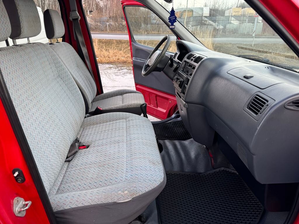 Toyota Hi-Ace Skříň 2,4 l 55 kw