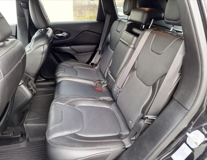 Jeep Cherokee SUV / Terénní 3,2 l 200 kw