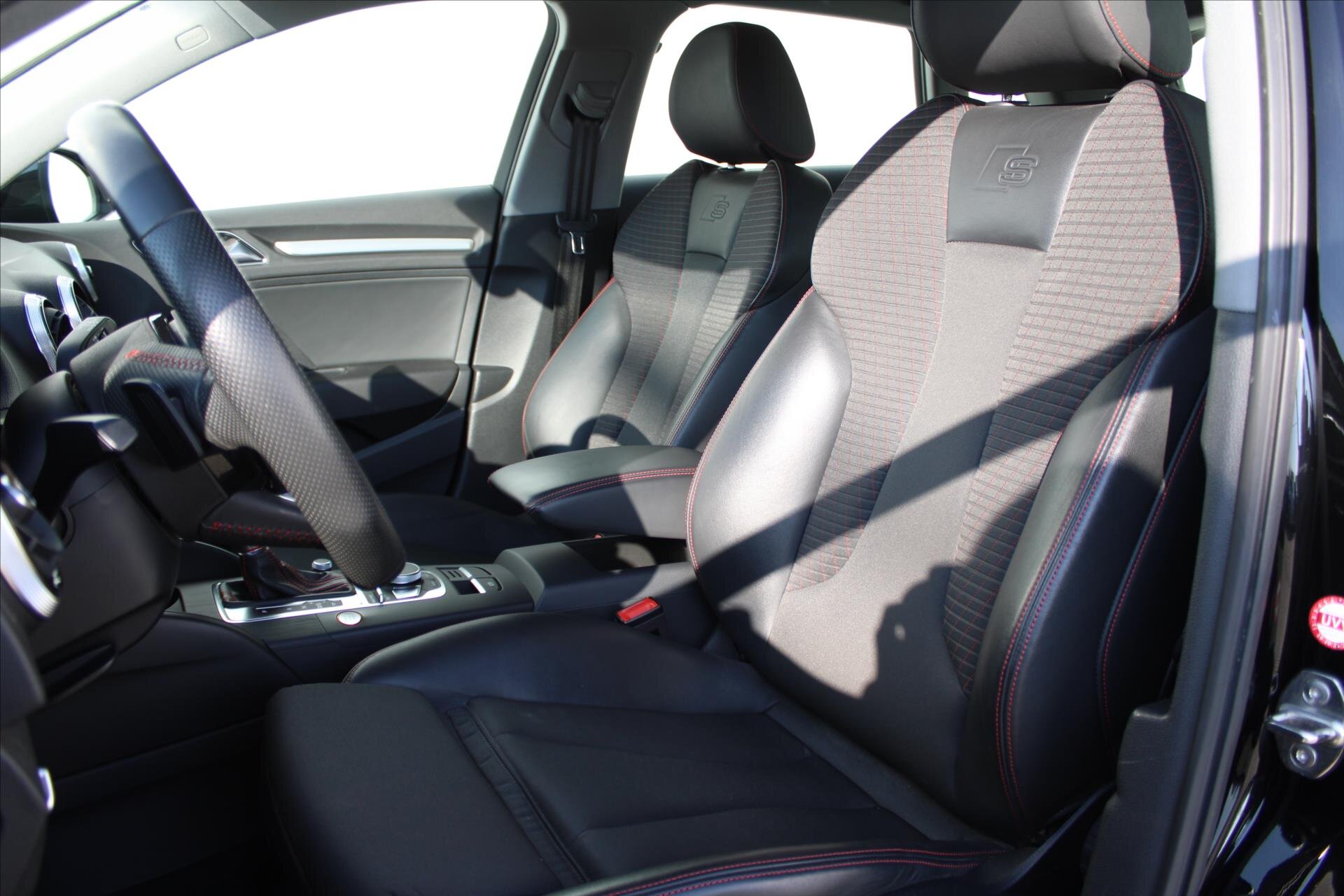 Audi S3 Hatchback 2,0 l 221 kw