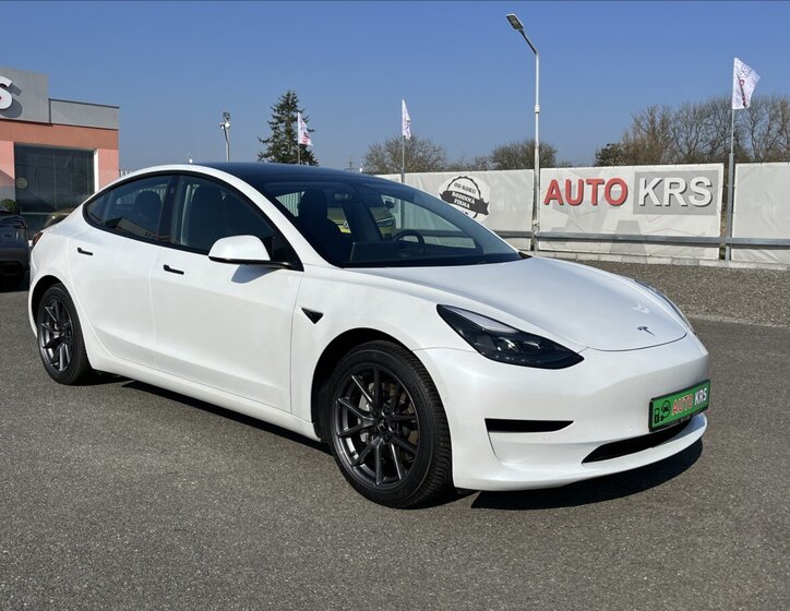 Tesla Model 3 Sedan / Limuzína 0,0 208 kw
