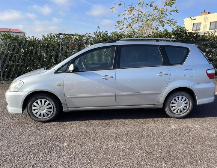Toyota Avensis Verso 4