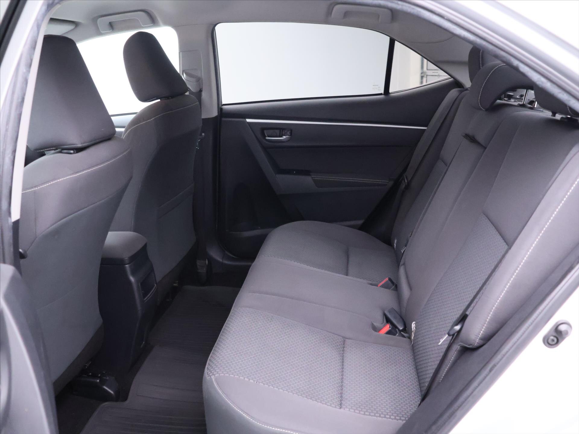 Toyota Corolla Sedan / Limuzína 1,6 l 97 kw