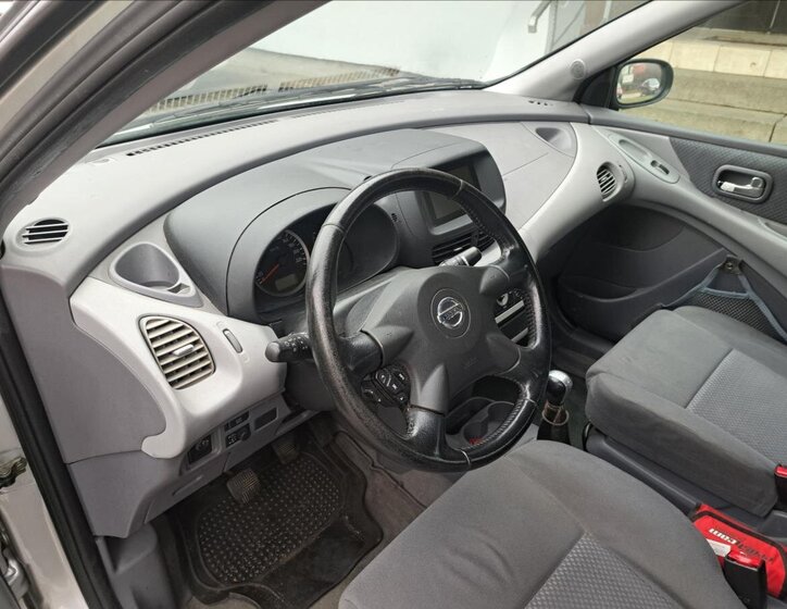 Nissan Almera Tino 21