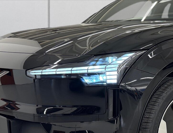 Volvo EX30 SUV / Terénní 0,0 200 kw