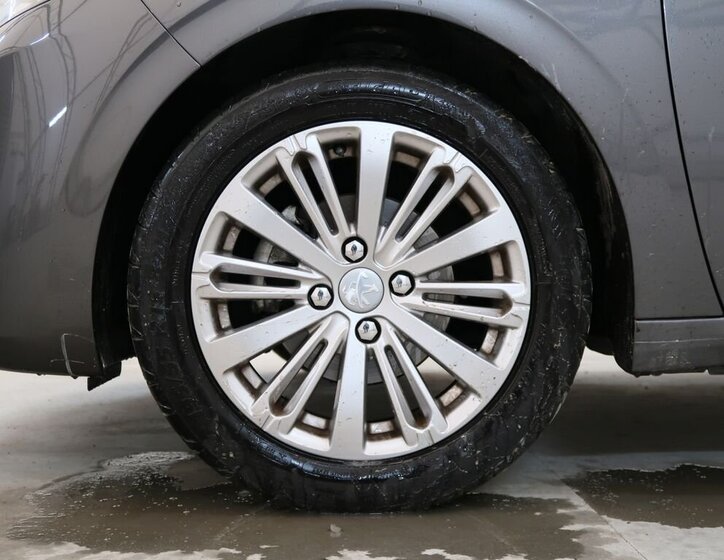 Peugeot 208 Hatchback 1,2 l 61 kw