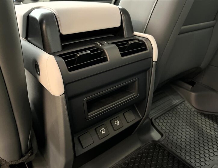 Land Rover Defender SUV 3,0 l 183 kw