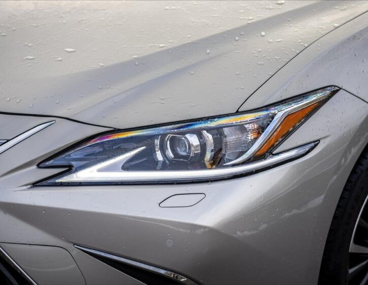 Lexus ES 300h Sedan / Limuzína 2,5 l 160 kw