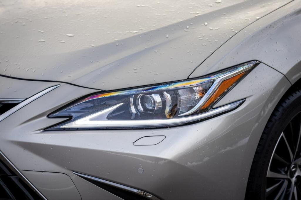 Lexus ES 300h Sedan / Limuzína 2,5 l 160 kw