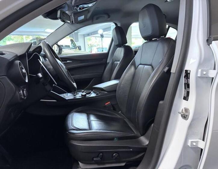 Alfa Romeo Stelvio 7