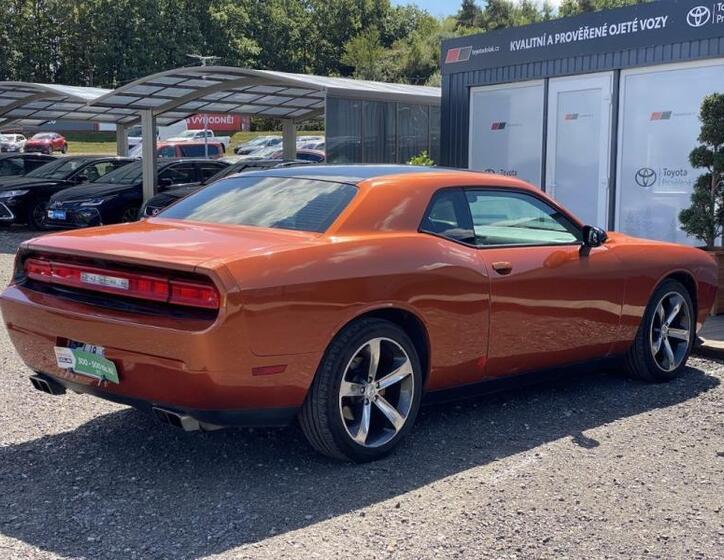 Dodge Challenger 8