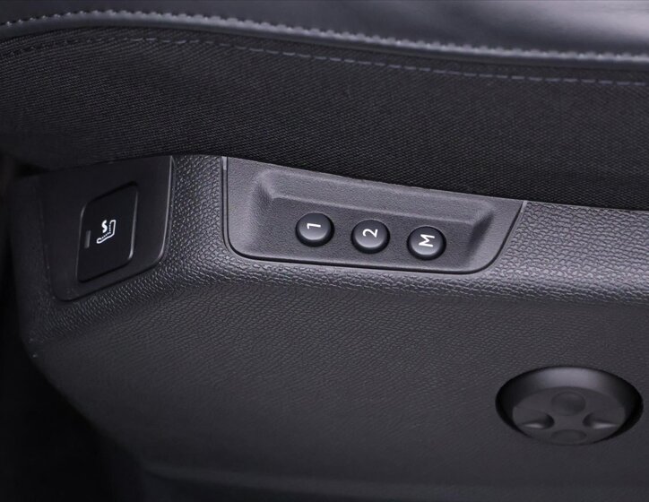 Peugeot 3008 SUV 1,6 l 133 kw