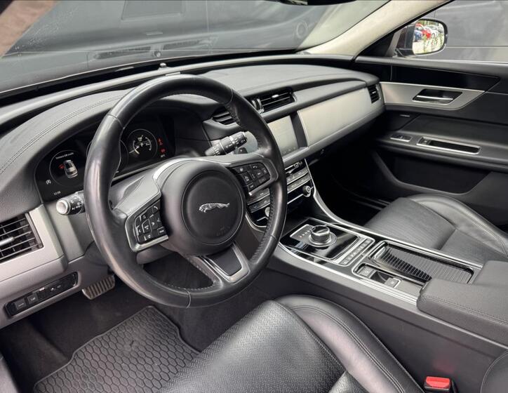 Jaguar XF 9