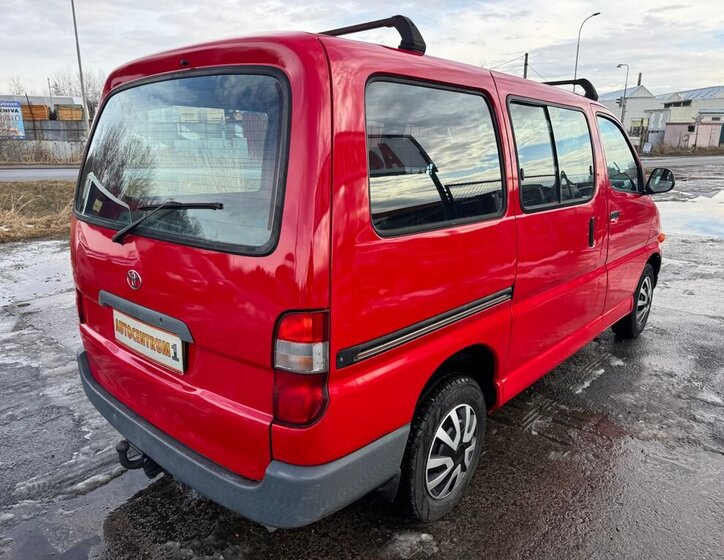 Toyota Hi-Ace Skříň 2,4 l 55 kw