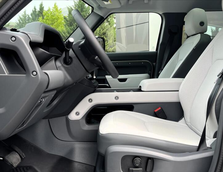 Land Rover Defender 12