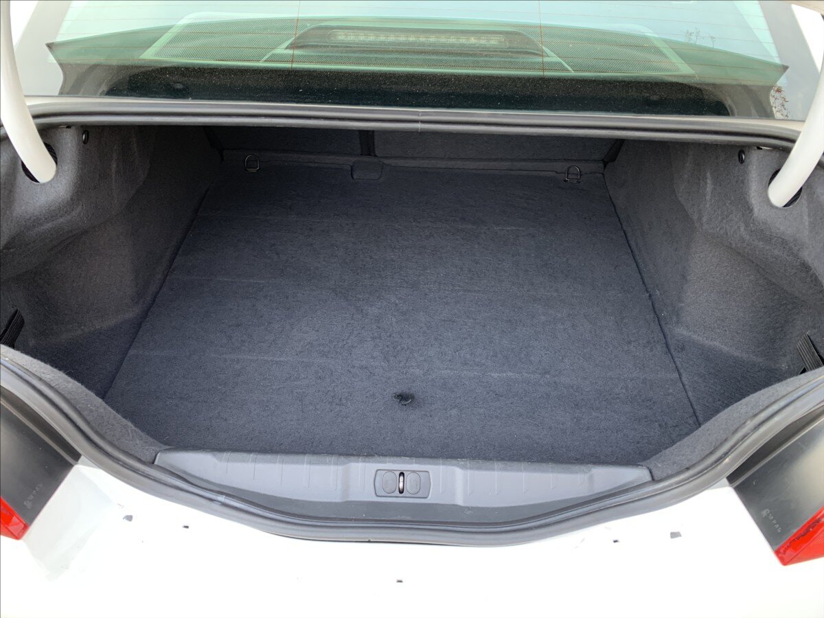 Peugeot 508 Sedan / Limuzína 2,0 l 120 kw