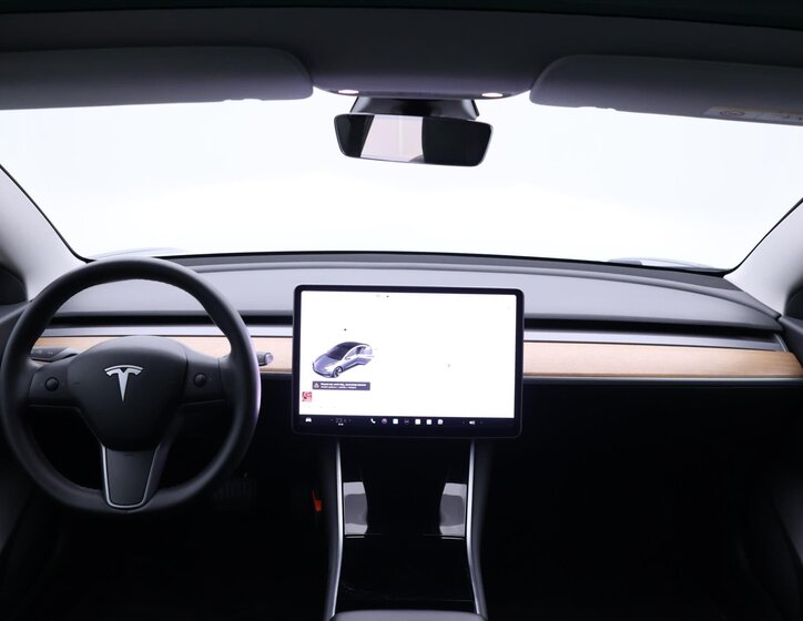Tesla Model 3 Sedan 0,0 239 kw