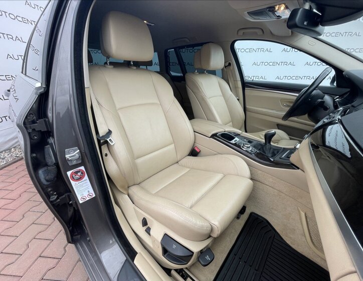 BMW Řada 5 Kombi 3,0 l 180 kw