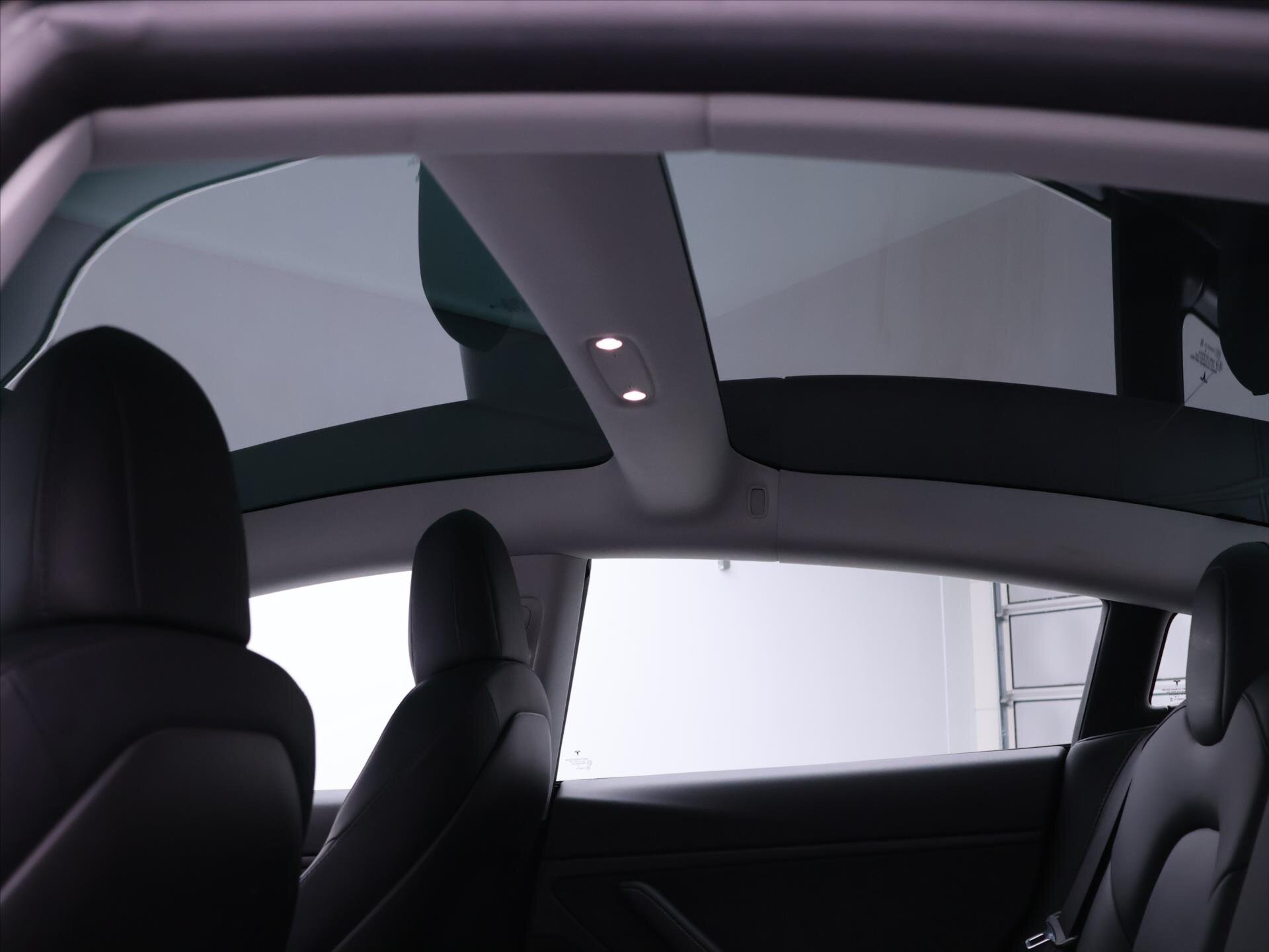 Tesla Model 3 Sedan 0,0 324 kw