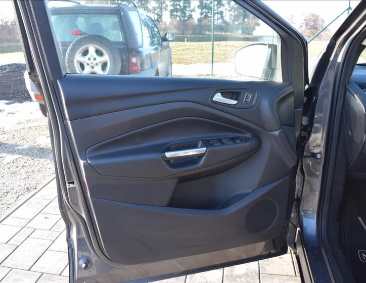 Ford Kuga SUV 1,5 l 88 kw