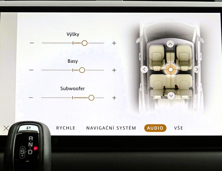 Land Rover Defender 28