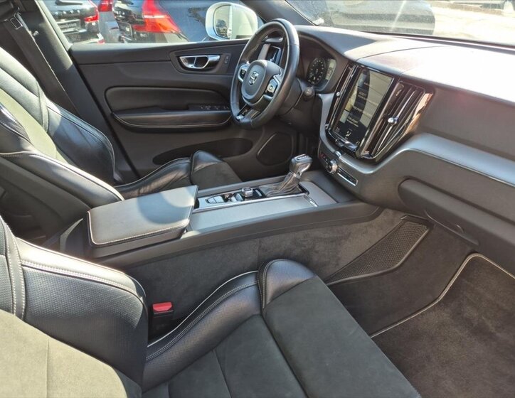 Volvo XC60 SUV / Terénní 2,0 l 140 kw