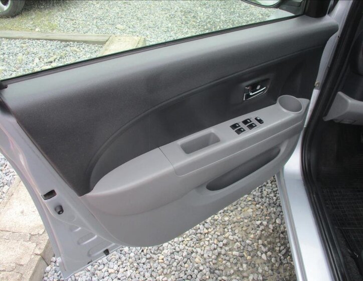 Subaru Justy Hatchback 998,0 51 kw