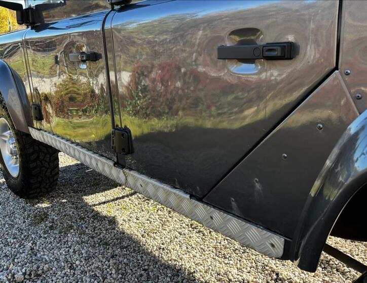 Land Rover Defender 20