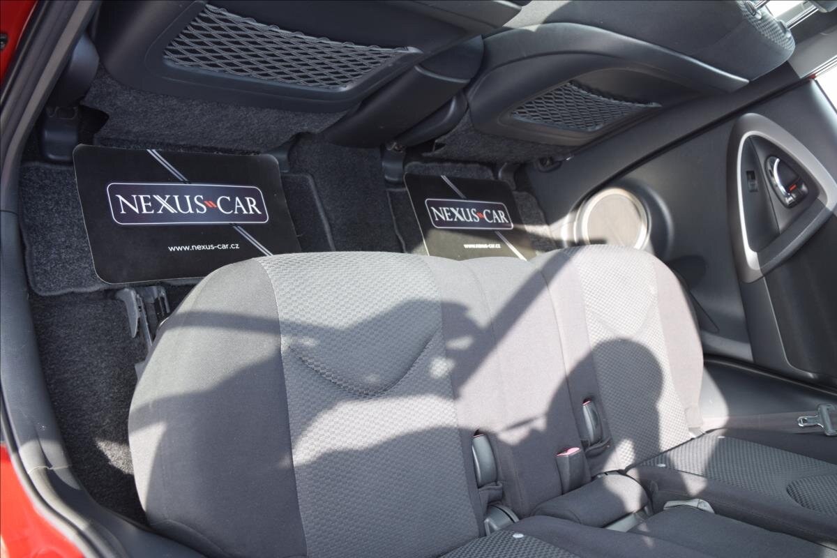 Toyota RAV4 SUV / Terénní 2,2 l 100 kw