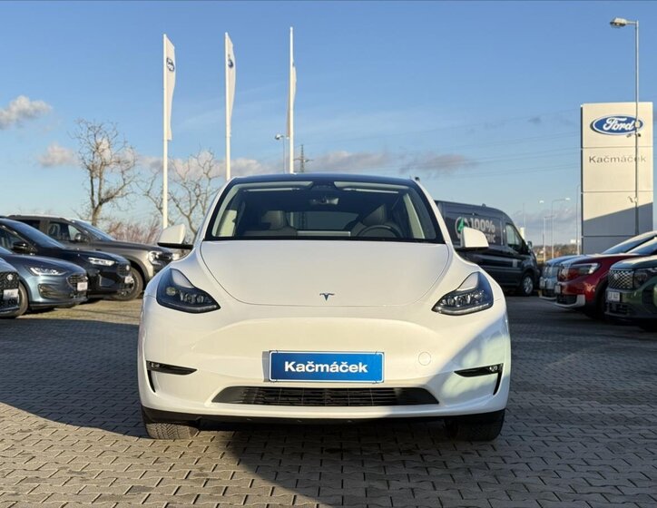 Tesla Model Y 8