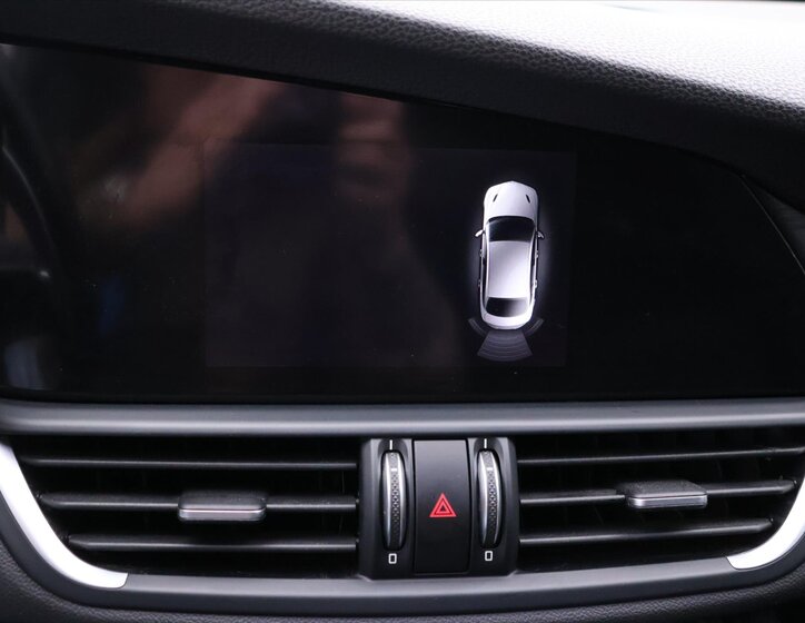 Alfa Romeo Giulia Sedan / Limuzína 2,1 l 110 kw