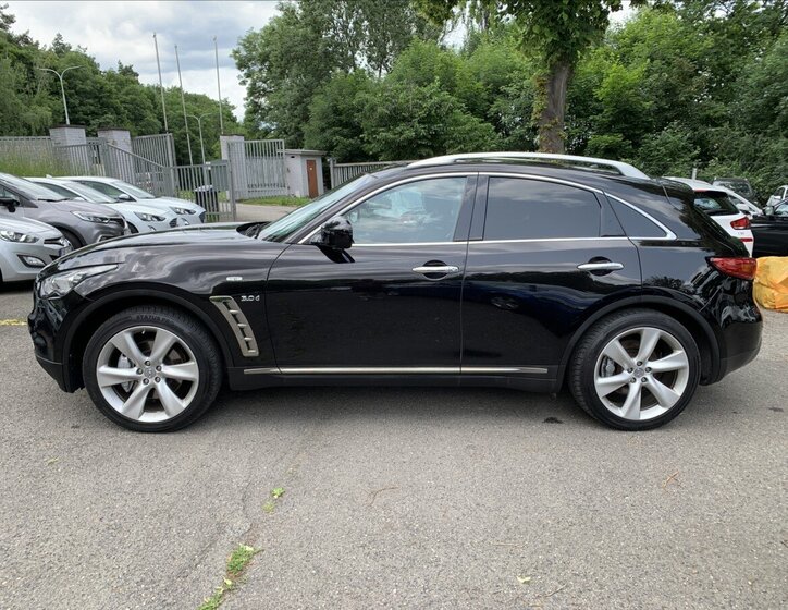 Infiniti QX70 8