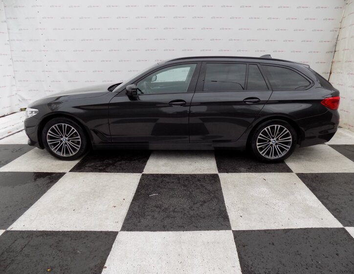 BMW Řada 5 Kombi 3,0 l 195 kw