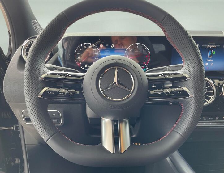 Mercedes-Benz GLA 11