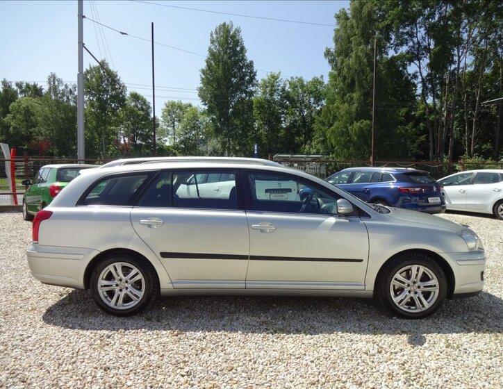 Toyota Avensis Kombi 2,0 l 93 kw